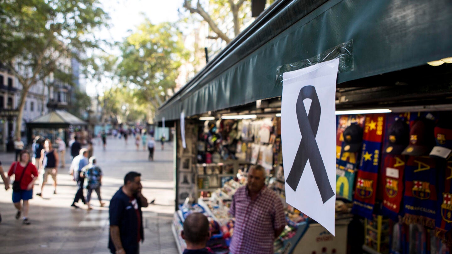 Un lazo negro cuelga de uno de los kioskos de las Ramblas de Barcelona tras el atentado