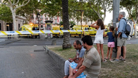 Ciudadanos observan la escena del atentado de Barcelona Ciudadanos observan la escena del atentado de Barcelona