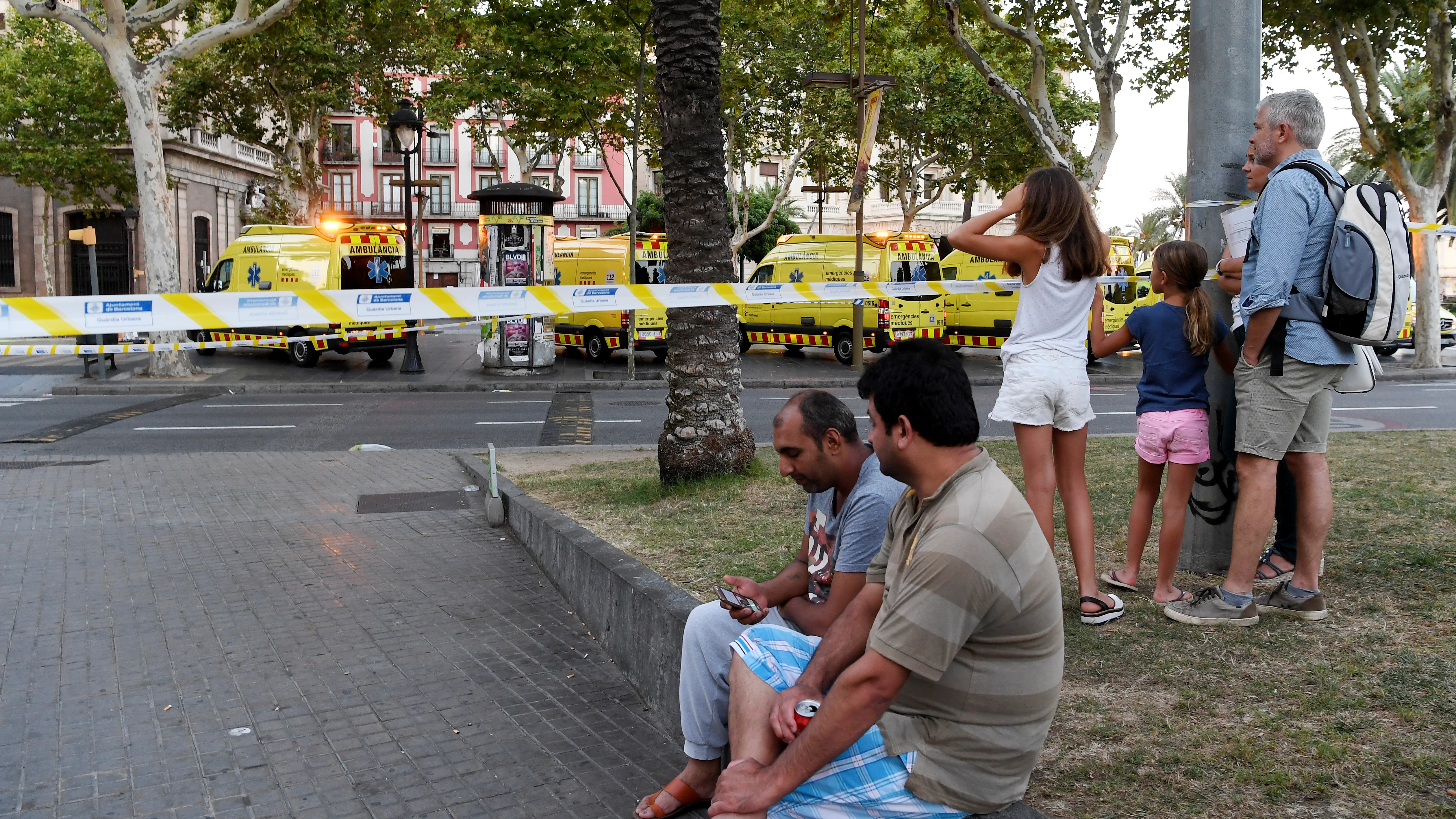 Ciudadanos observan la escena del atentado de Barcelona