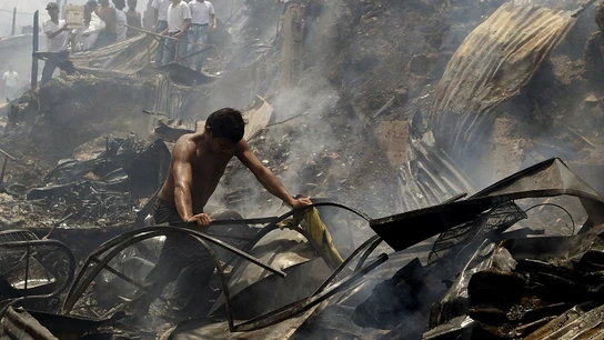 Un hombre busca sus pertenencias tras el incendio de Medellín Un hombre busca sus pertenencias tras el incendio de Medellín