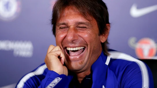 Antonio Conte 'sufre' un ataque de risa en plena rueda de prensa Antonio Conte 'sufre' un ataque de risa en plena rueda de prensa