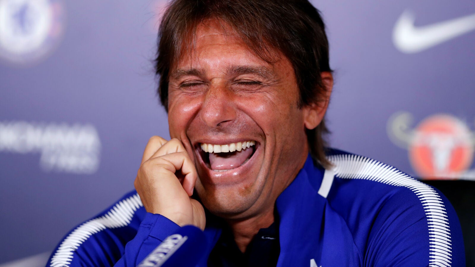 Antonio Conte 'sufre' un ataque de risa en plena rueda de prensa
