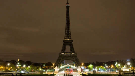 La Torre Eiffel apaga sus luces por las víctimas del atentado en Barcelona La Torre Eiffel apaga sus luces por las víctimas del atentado en Barcelona