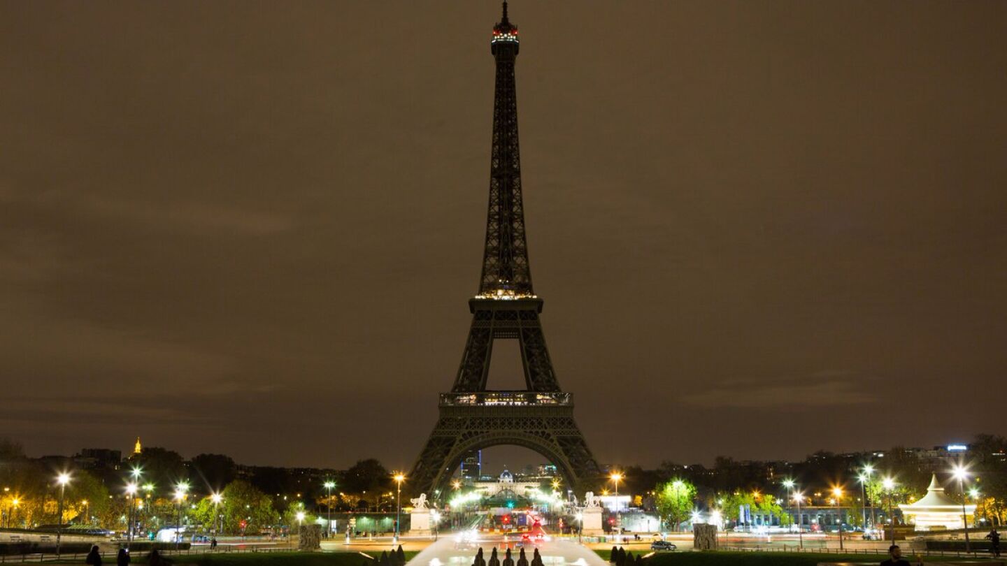 La Torre Eiffel apaga sus luces por las v&iacute;ctimas del atentado en Barcelona
