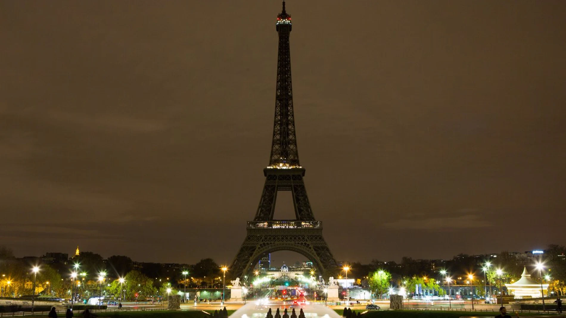 La Torre Eiffel apaga sus luces por las víctimas del atentado en Barcelona