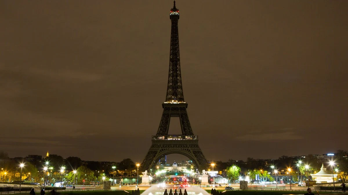 La Torre Eiffel apaga sus luces por las víctimas del atentado en Barcelona