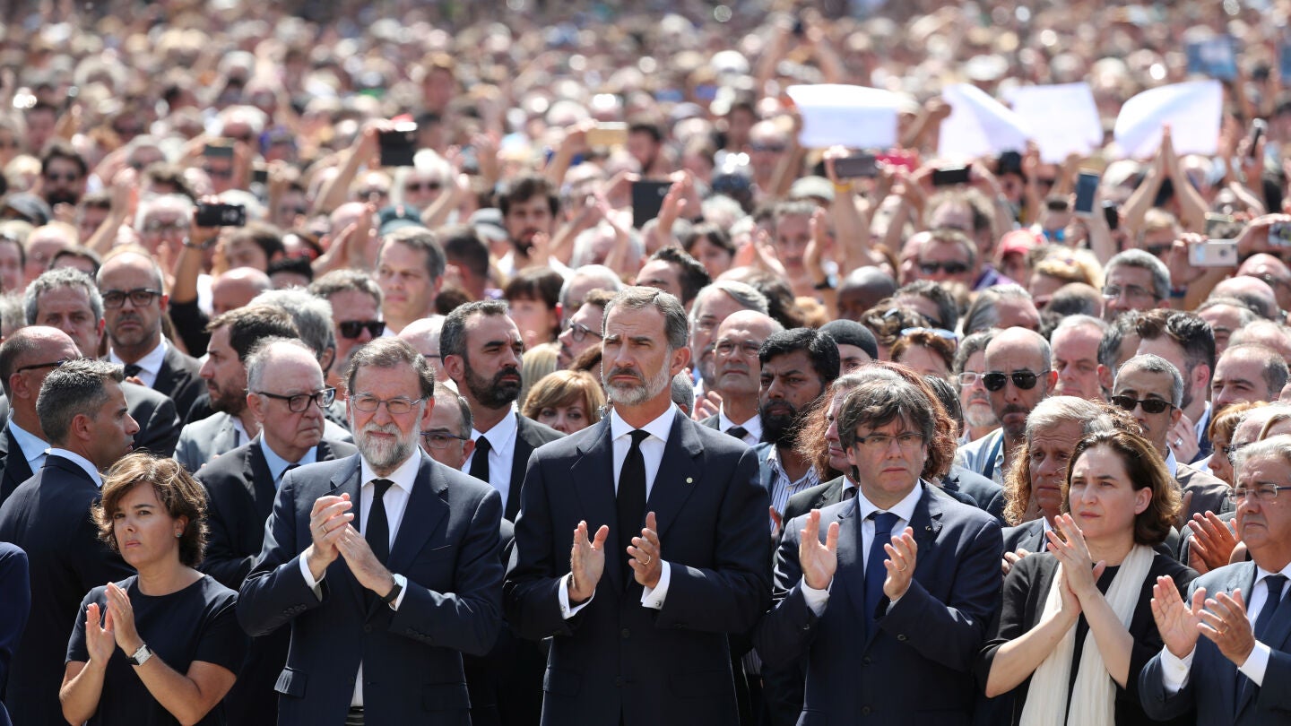 Las autoridades, con el rey Felipe VI en el centro, durante el minuto de silencio por las v&iacute;ctimas de los atentados de Catalunya