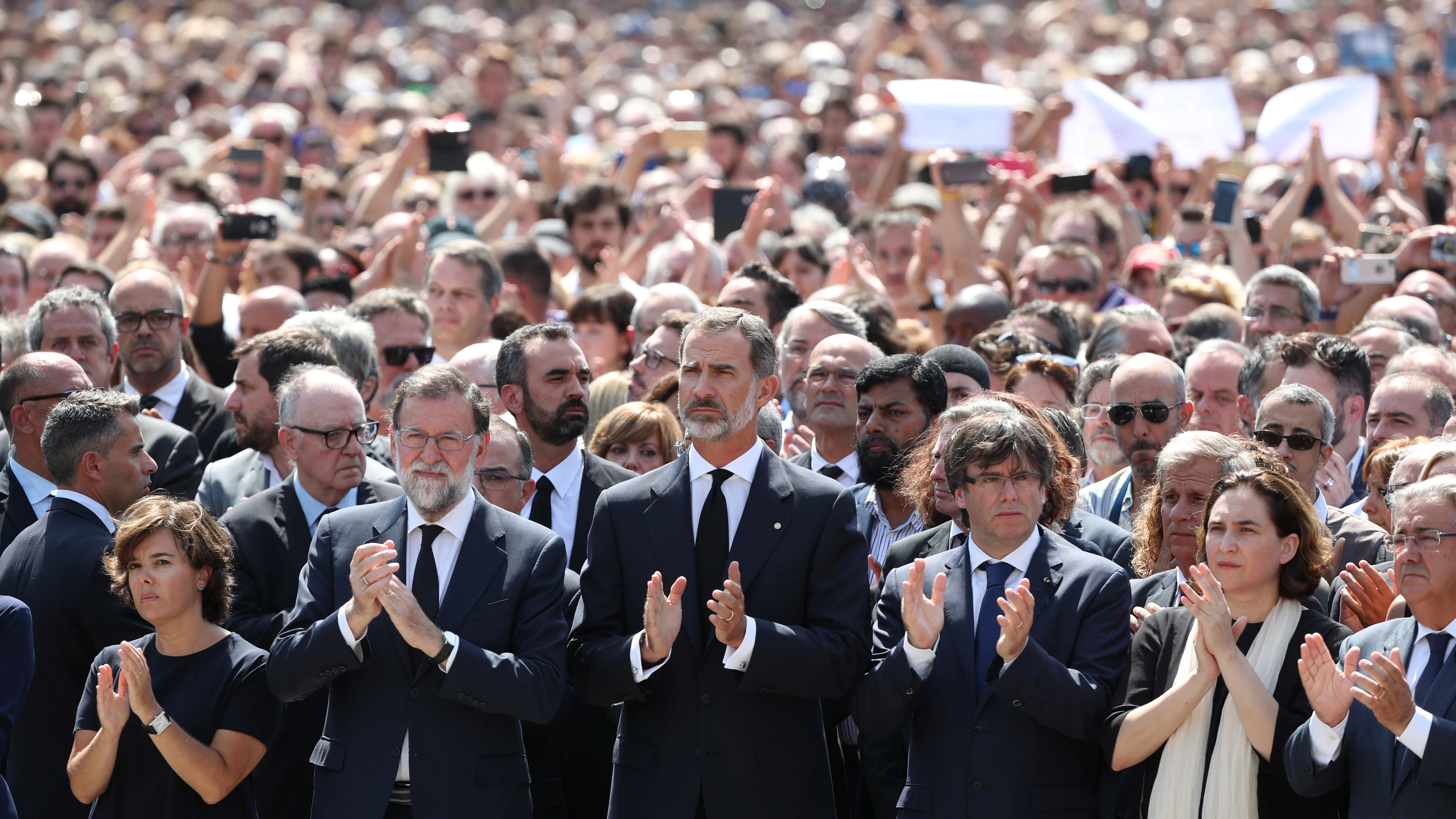 Las autoridades, con el rey Felipe VI en el centro, durante el minuto de silencio por las víctimas de los atentados de Catalunya