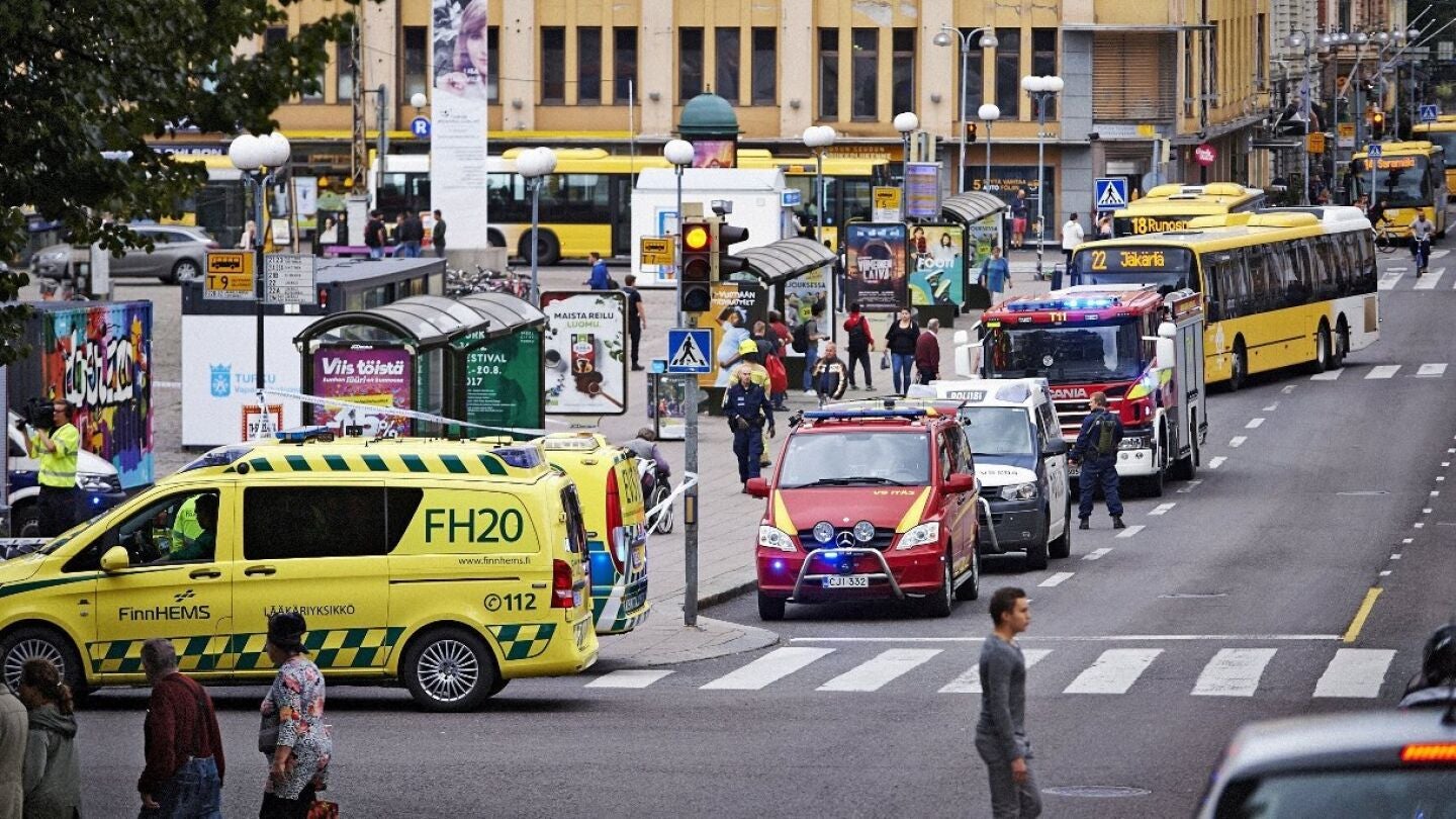 Efectivos de la polic&iacute;a y cuerpos de seguridad del Estado vigilan la c&eacute;ntrica plaza finlandesa de Turku