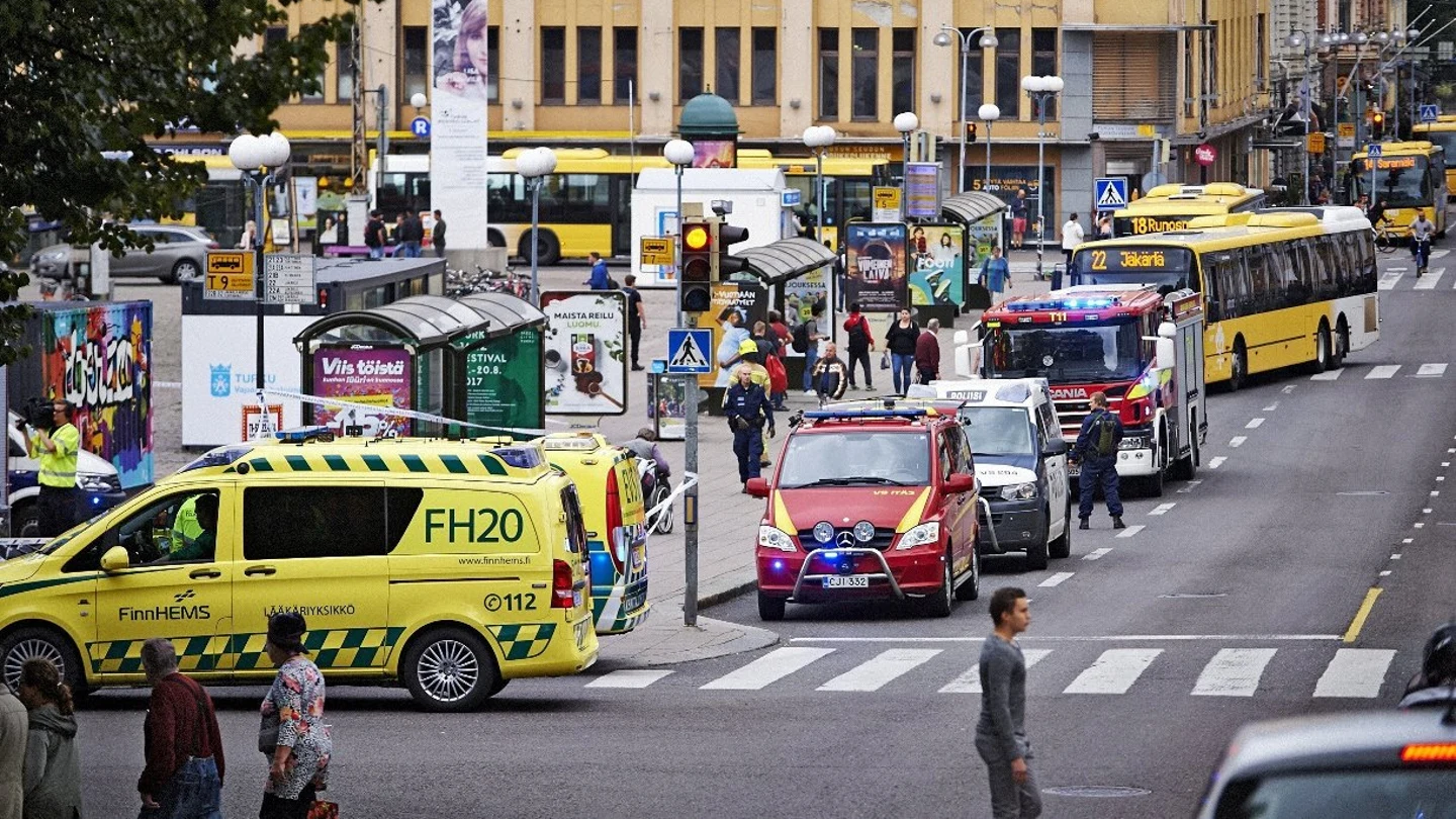 Efectivos de la policía y cuerpos de seguridad del Estado vigilan la céntrica plaza finlandesa de Turku Efectivos de la policía y cuerpos de seguridad del Estado vigilan la céntrica plaza finlandesa de Turku