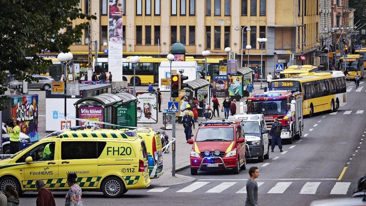 Efectivos de la policía y cuerpos de seguridad del Estado vigilan la céntrica plaza finlandesa de Turku