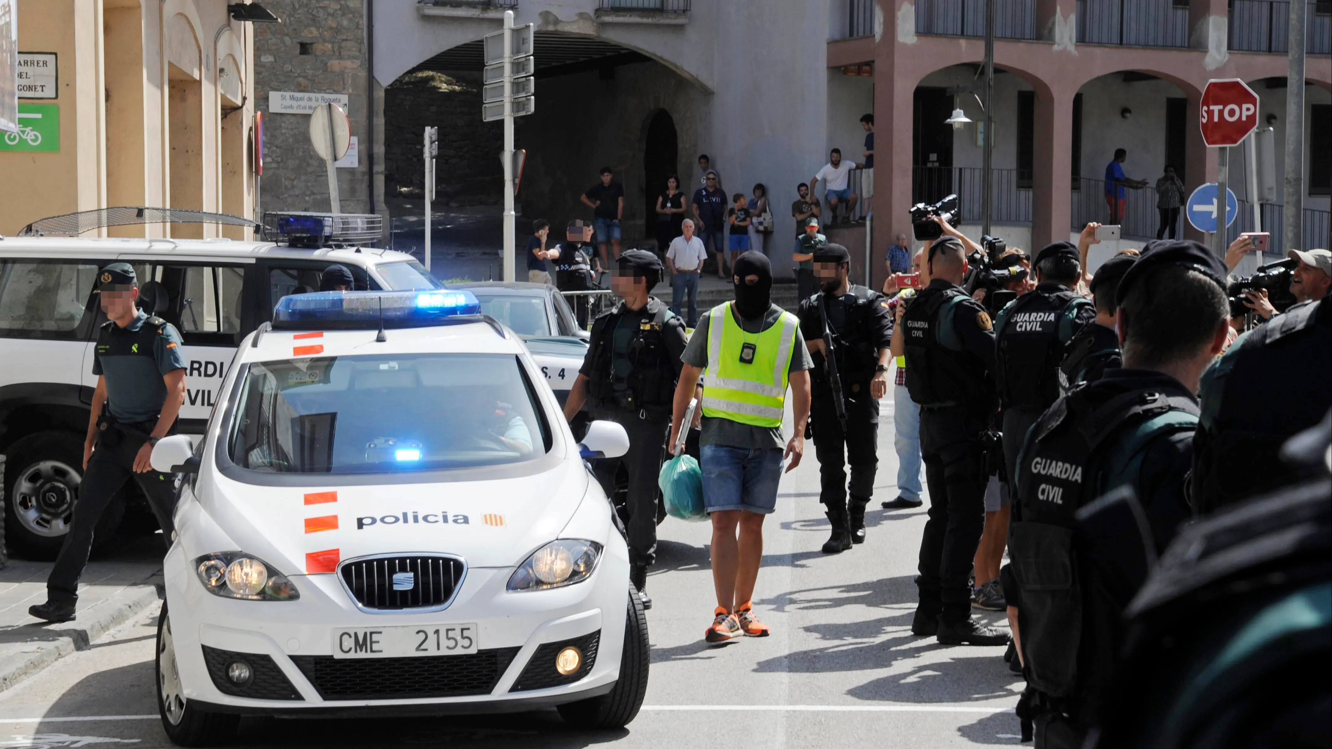 Momento del registro ayer de un domicilio en la calle Pont d'Olot de Ripoll (Girona)