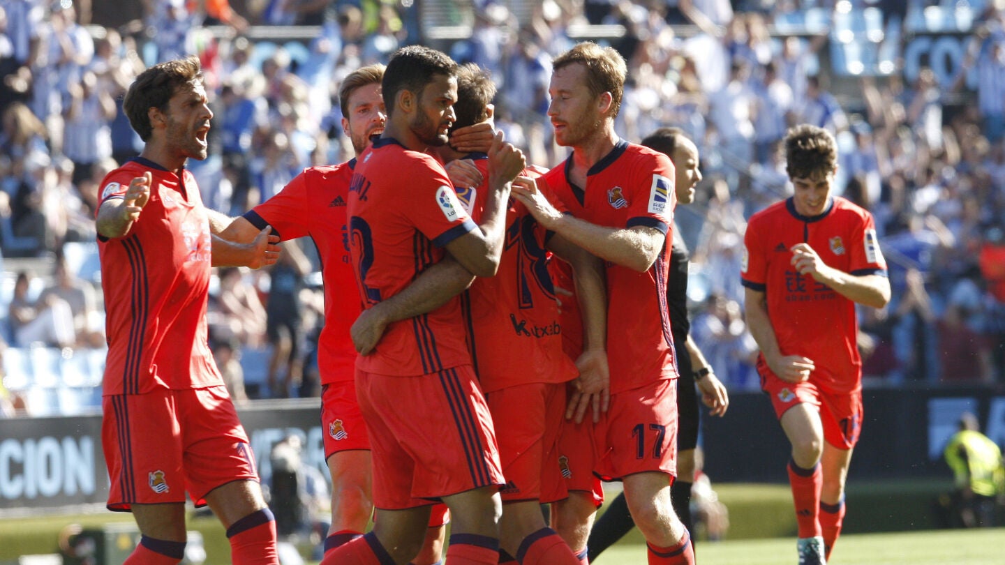 Los jugadores de la Real Sociedad celebran el gol de Juanmi contra el Celta