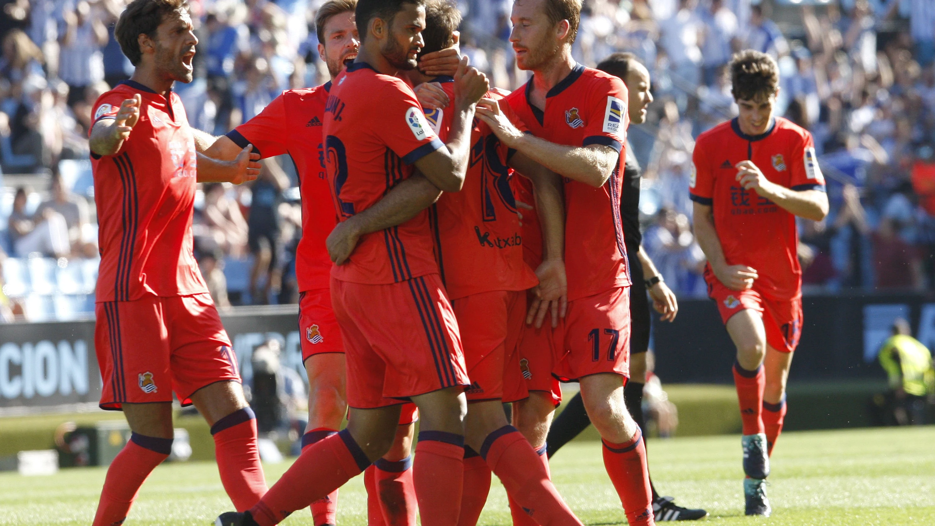 Los jugadores de la Real Sociedad celebran el gol de Juanmi contra el Celta