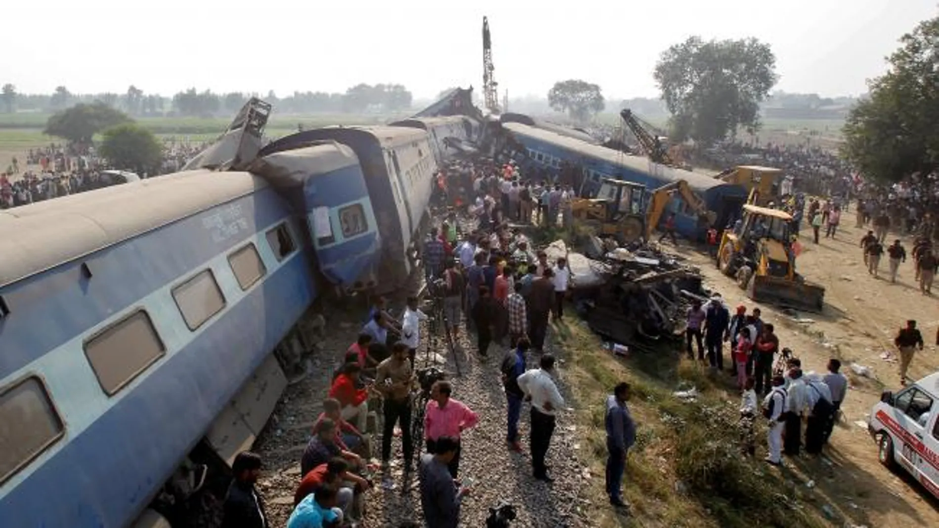 23 muertos y al menos 150 heridos al descarrilar un tren en la India 