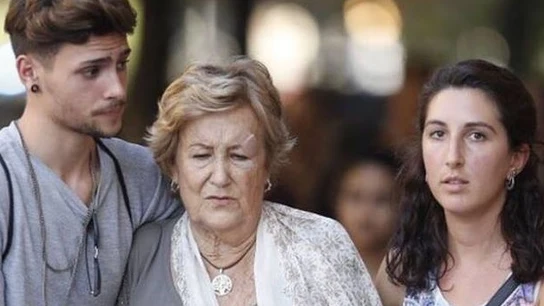 Los jóvenes junto a la madre de David Sarda Los jóvenes junto a la madre de David Sarda