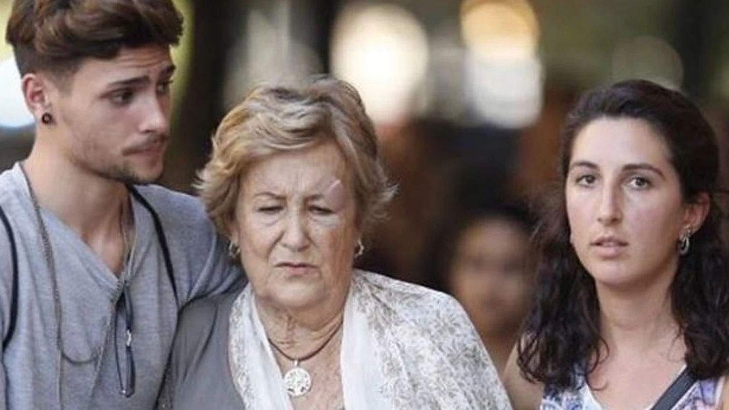 Los jóvenes junto a la madre de David Sarda Los jóvenes junto a la madre de David Sarda