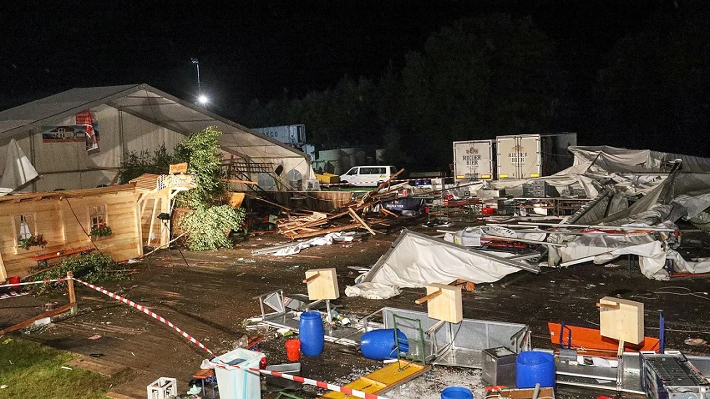 Una tormenta derriba una carpa en una fiesta y provoca dos muertos y 50 heridos Una tormenta derriba una carpa en una fiesta y provoca dos muertos y 50 heridos