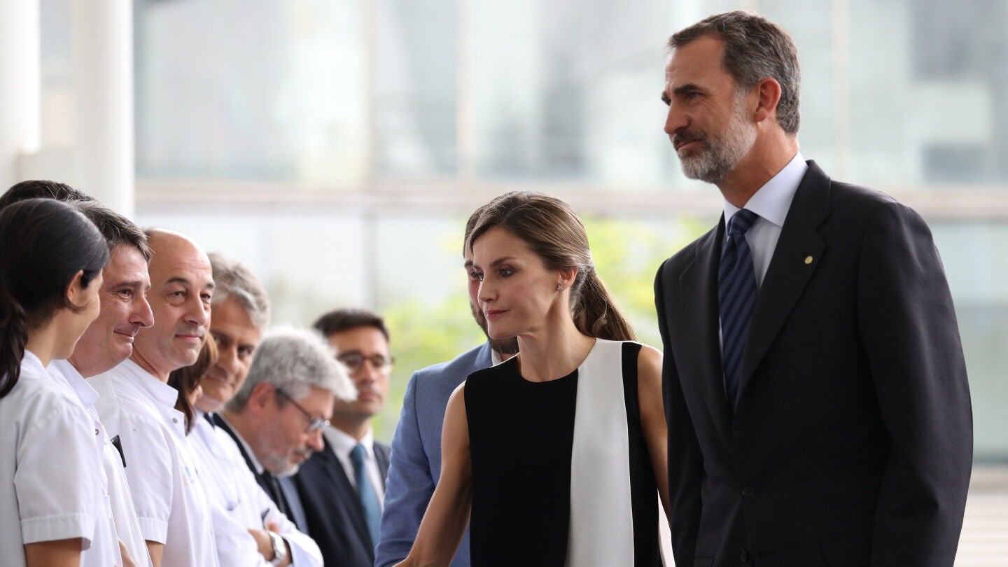 Los Reyes visitan a los heridos del atentado de Las Ramblas en el Hospital del Mar