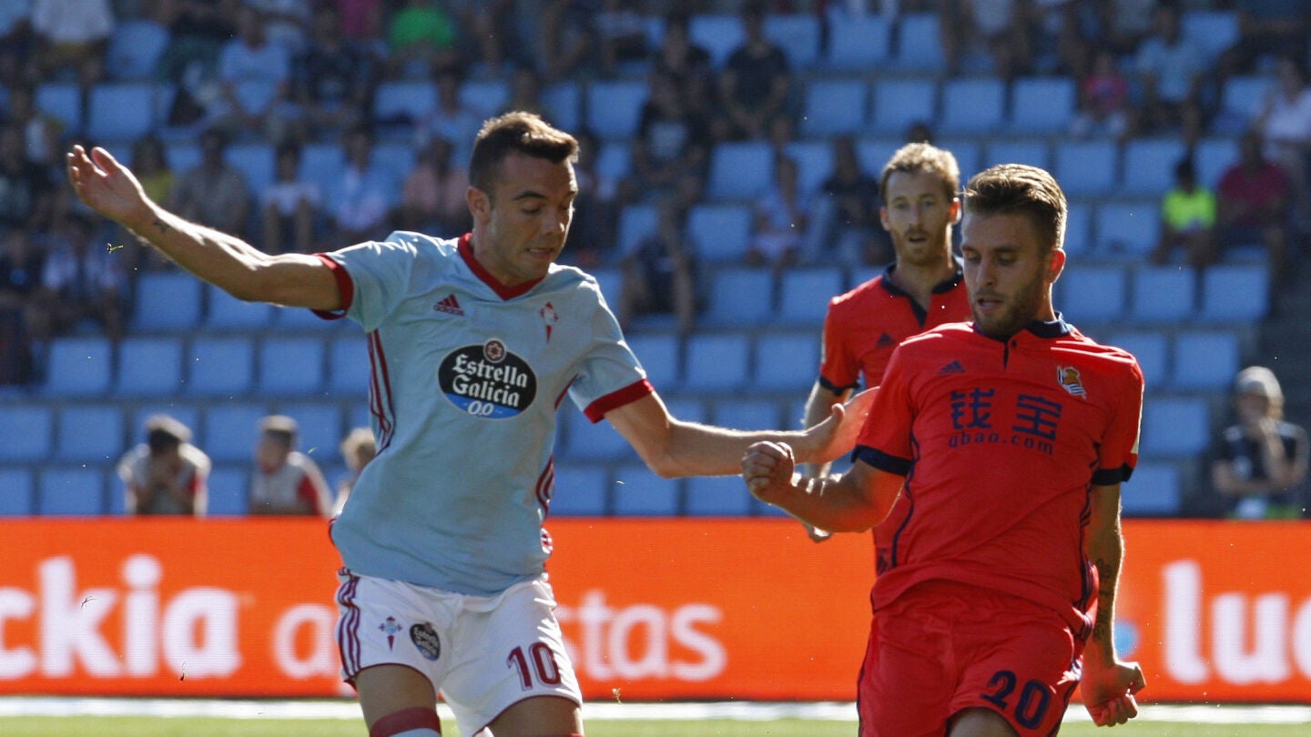 Iago Aspas aguanta el bal&oacute;n ante la presi&oacute;n de Kevin Rodrigues en el Celta - Real Sociedad