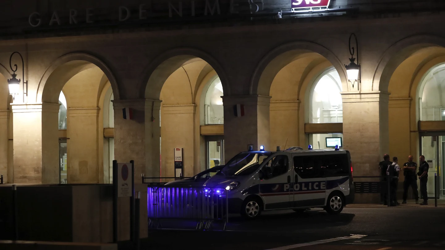 La estación de Nimes, con presencia policial La estación de Nimes, con presencia policial