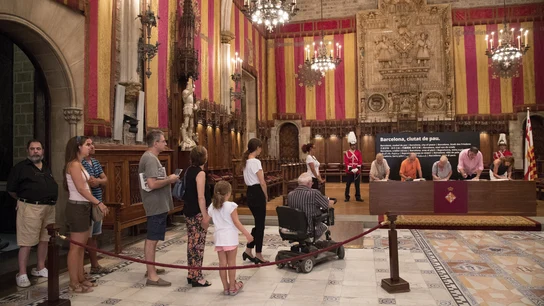 Decenas de personas esperan para firmar en el libro de condolencias Ciento de personas esperan para firmar en el libro de condolencias