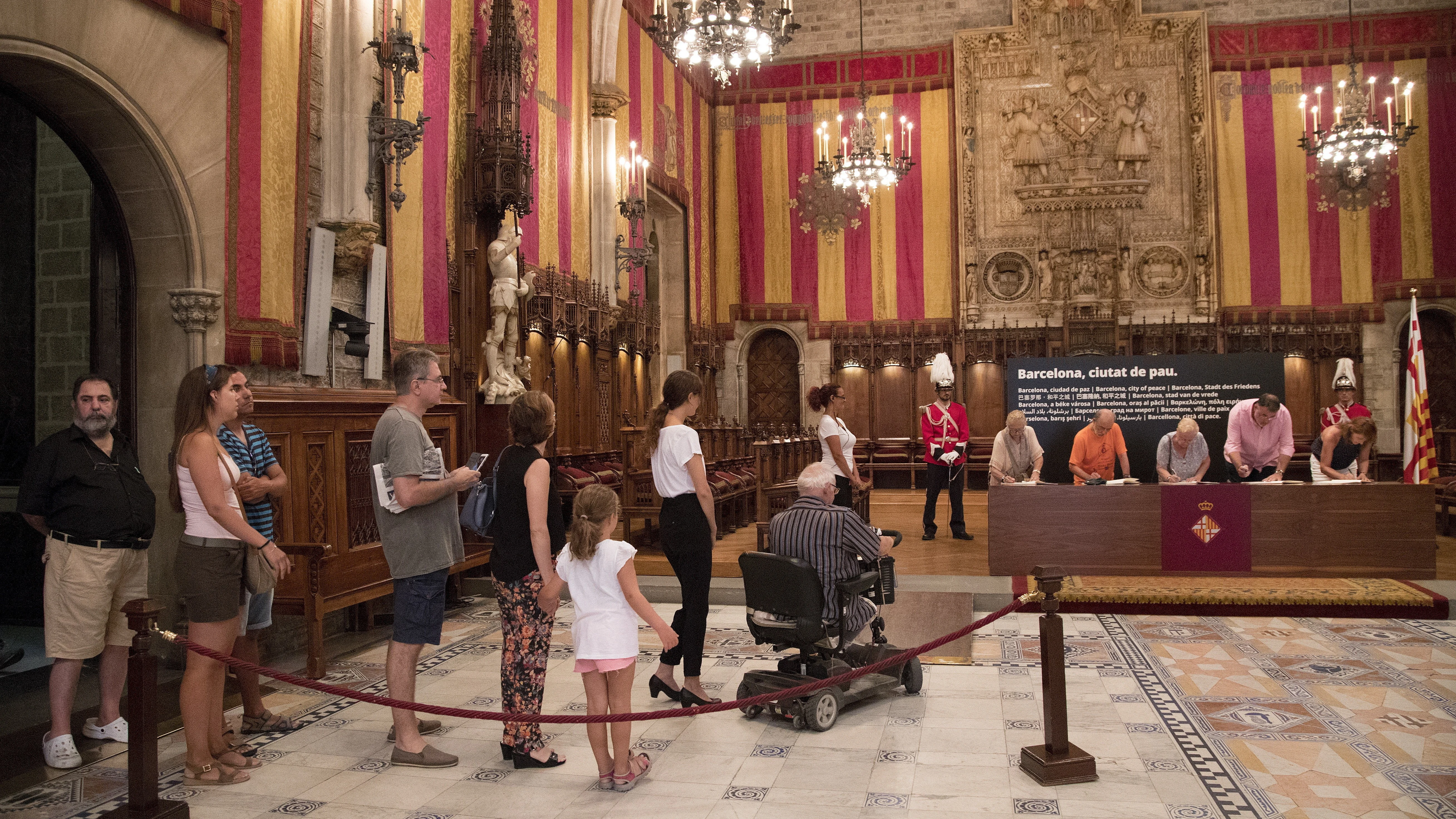 Ciento de personas esperan para firmar en el libro de condolencias 