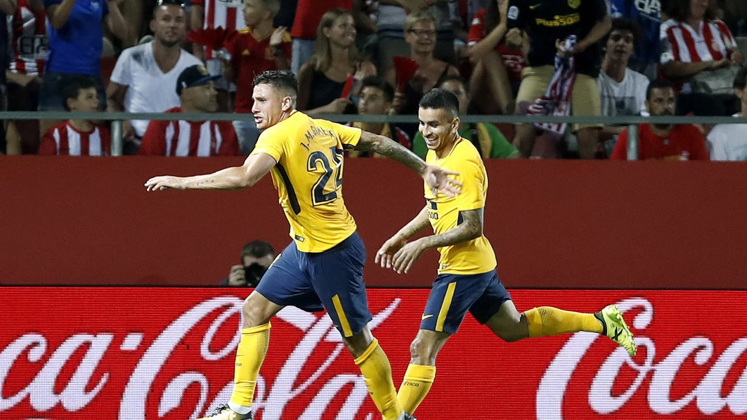 Correa celebra junto a Giménez su gol contra el Girona