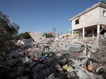 Bombonas de butano entre los escombros de Alcanar Bombonas de butano entre los escombros de Alcanar