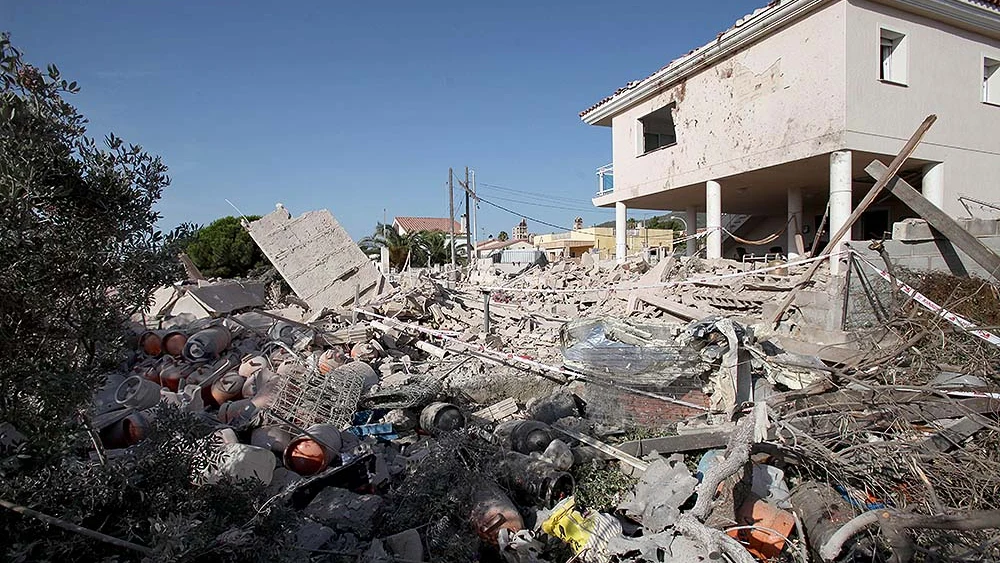 Bombonas de butano entre los escombros de Alcanar