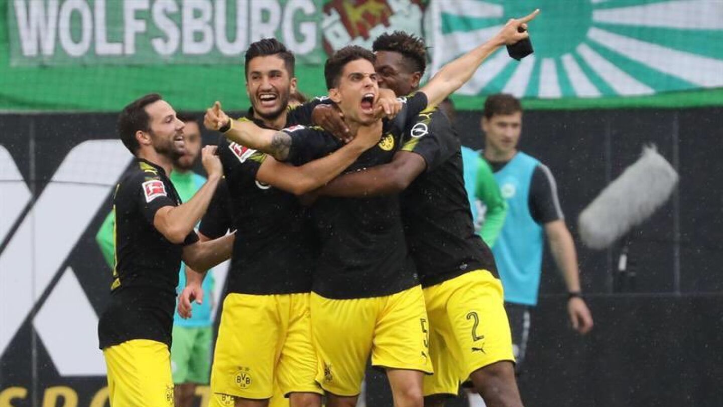 Bartra celebra un gol