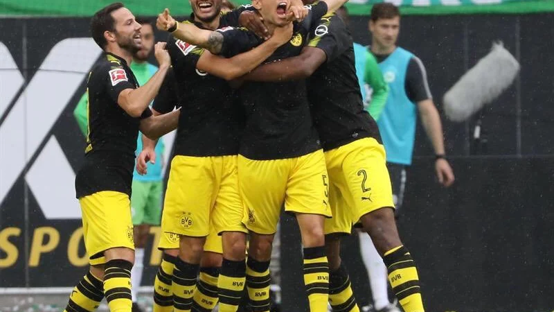 Bartra celebra un gol