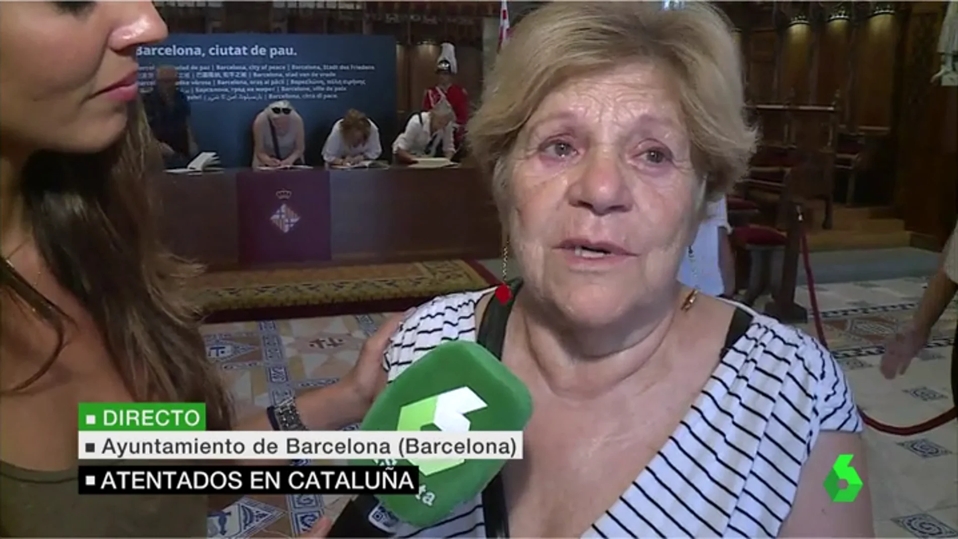 Vecina de Barcelona tras firmar en el libro de condolencia 