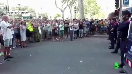 Cientos de personas aplauden a los Mossos Cientos de personas aplauden a los Mossos
