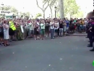 Cientos de personas aplauden a los Mossos Cientos de personas aplauden a los Mossos