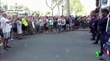 Cientos de personas aplauden a los Mossos