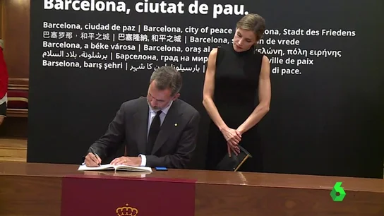 Los reyes firmando en el libro de condolencias Los reyes firmando en el libro de condolencias