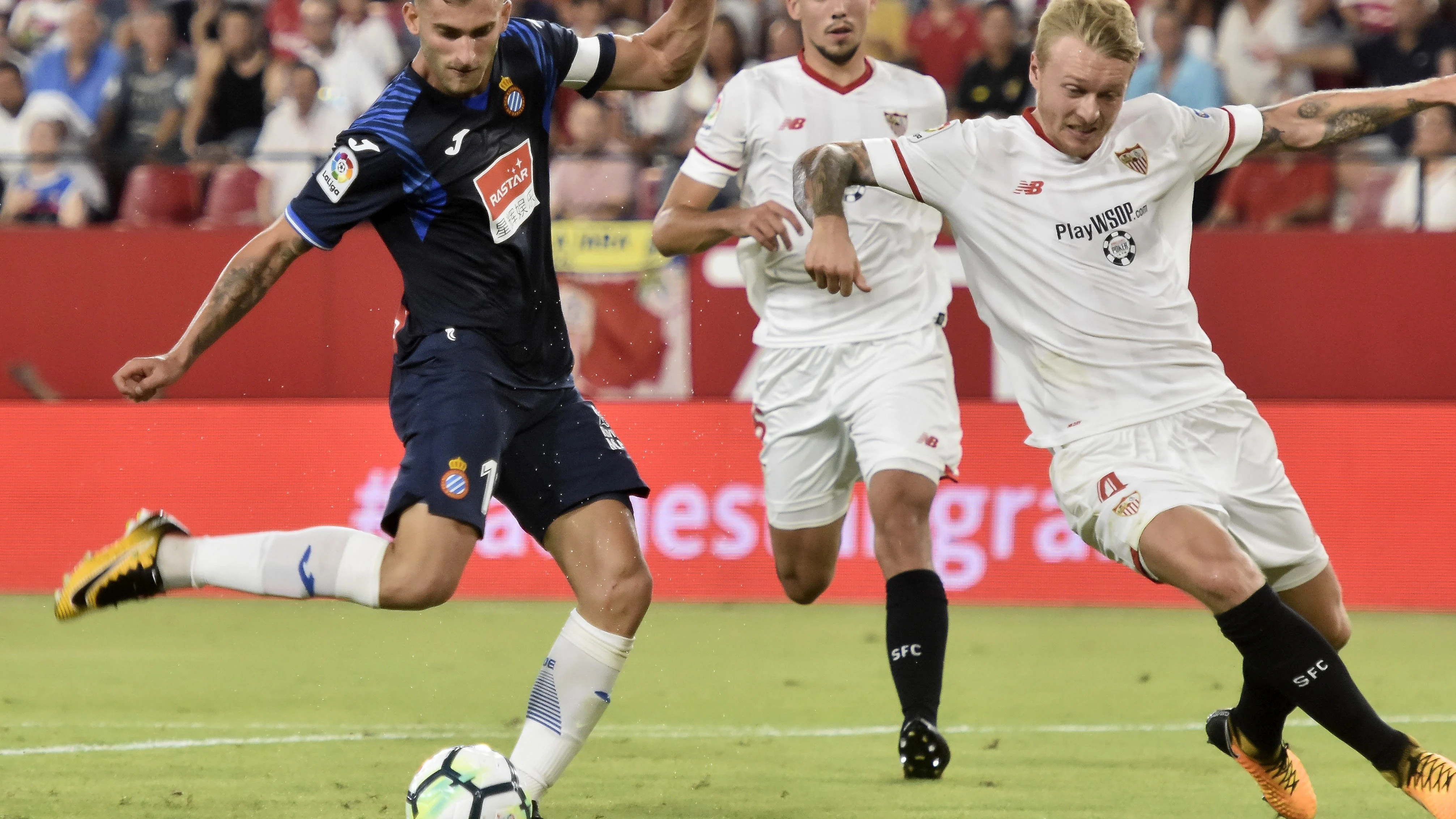 Leo Baptistao dispara a puerta durante el Sevilla - Espanyol