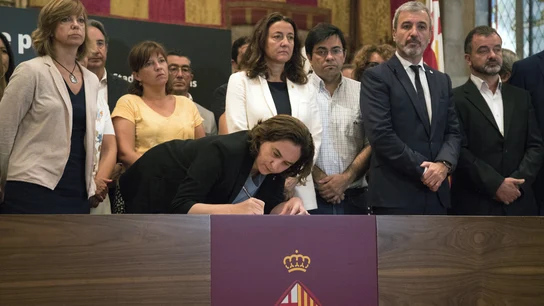 La alcaldesa de Barcelona, Ada Colau, acompañada de autoridades, firma en el libro de condolencias La alcaldesa de Barcelona, Ada Colau, acompañada de autoridades, firma en el libro de condolencias