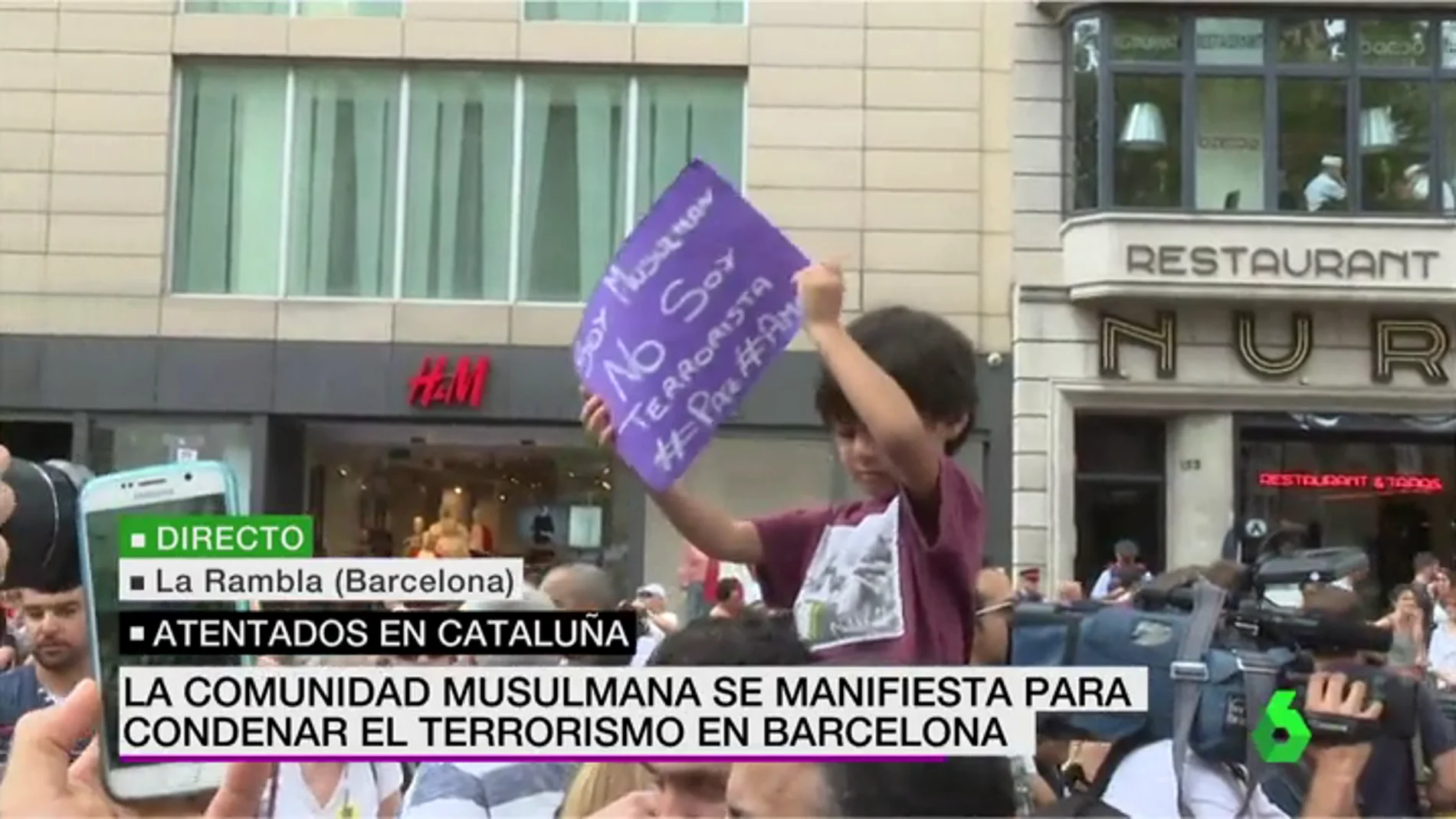 Un niño sostiene una pancarta que reza: "Soy musulmán, no soy terrorista"