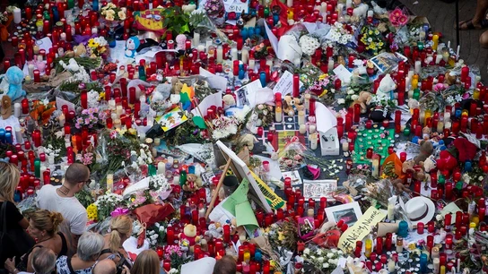 Flores y velas en Las Ramblas para homenajear a las víctimas Cientos de ciudadanos se han acercado a Las Ramblas para dejar flores y velas encendidas.