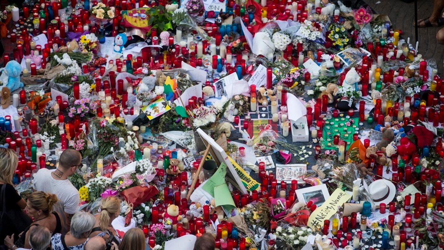 Cientos de ciudadanos se han acercado a Las Ramblas para dejar flores y velas encendidas. 