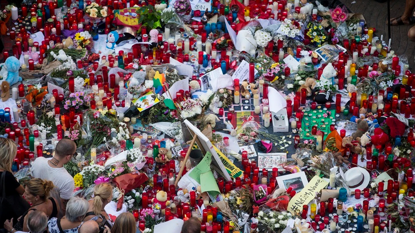 Flores y velas en Las Ramblas para homenajear a las víctimas Cientos de ciudadanos se han acercado a Las Ramblas para dejar flores y velas encendidas.