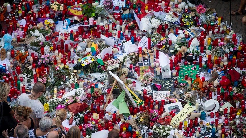 Cientos de ciudadanos se han acercado a Las Ramblas para dejar flores y velas encendidas. 