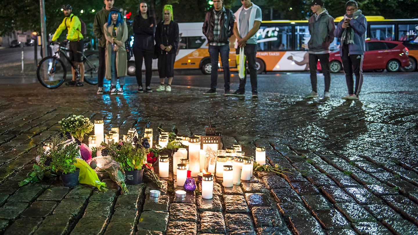 Flores tras el ataque terrorista en una zona céntrica de Turku, Finlandia Flores tras el ataque terrorista en una zona céntrica de Turku, Finlandia