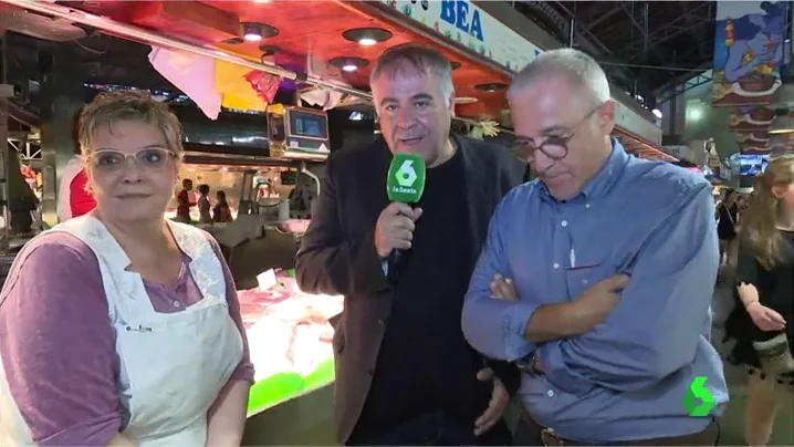 Antonio García Ferreras Javier Sardà y una pescadera de La Boquería