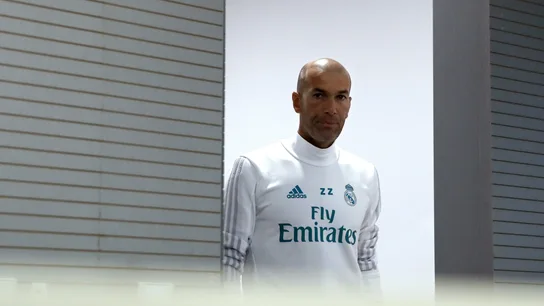 Zidane, entrando en la sala de prensa Zidane, entrando en la sala de prensa