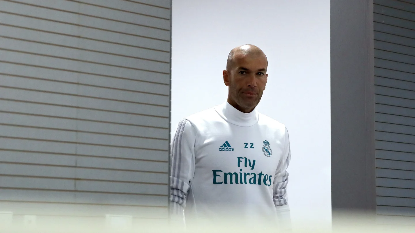 Zidane, entrando en la sala de prensa Zidane, entrando en la sala de prensa