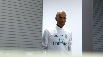 Zidane, entrando en la sala de prensa