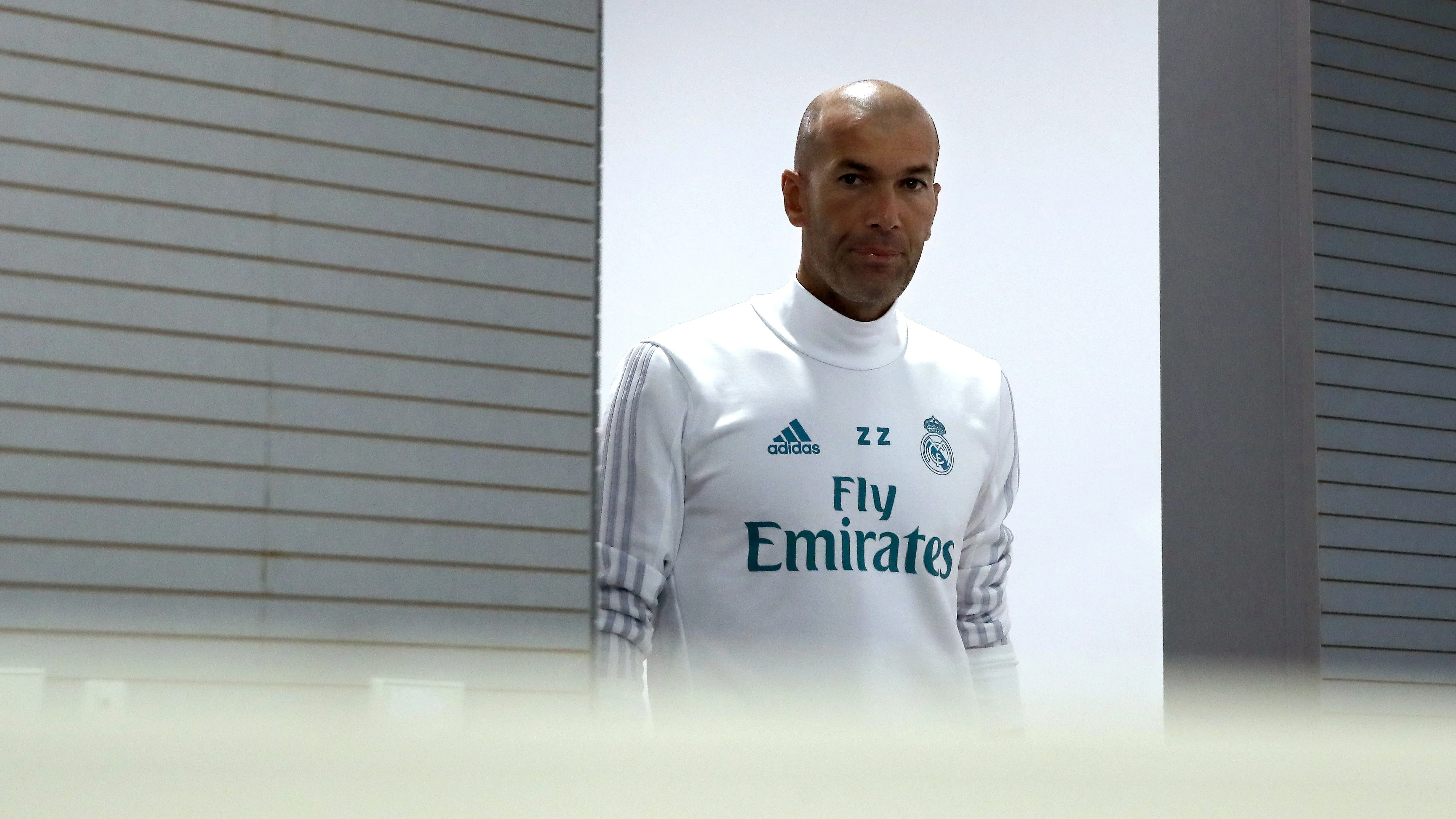 Zidane, entrando en la sala de prensa